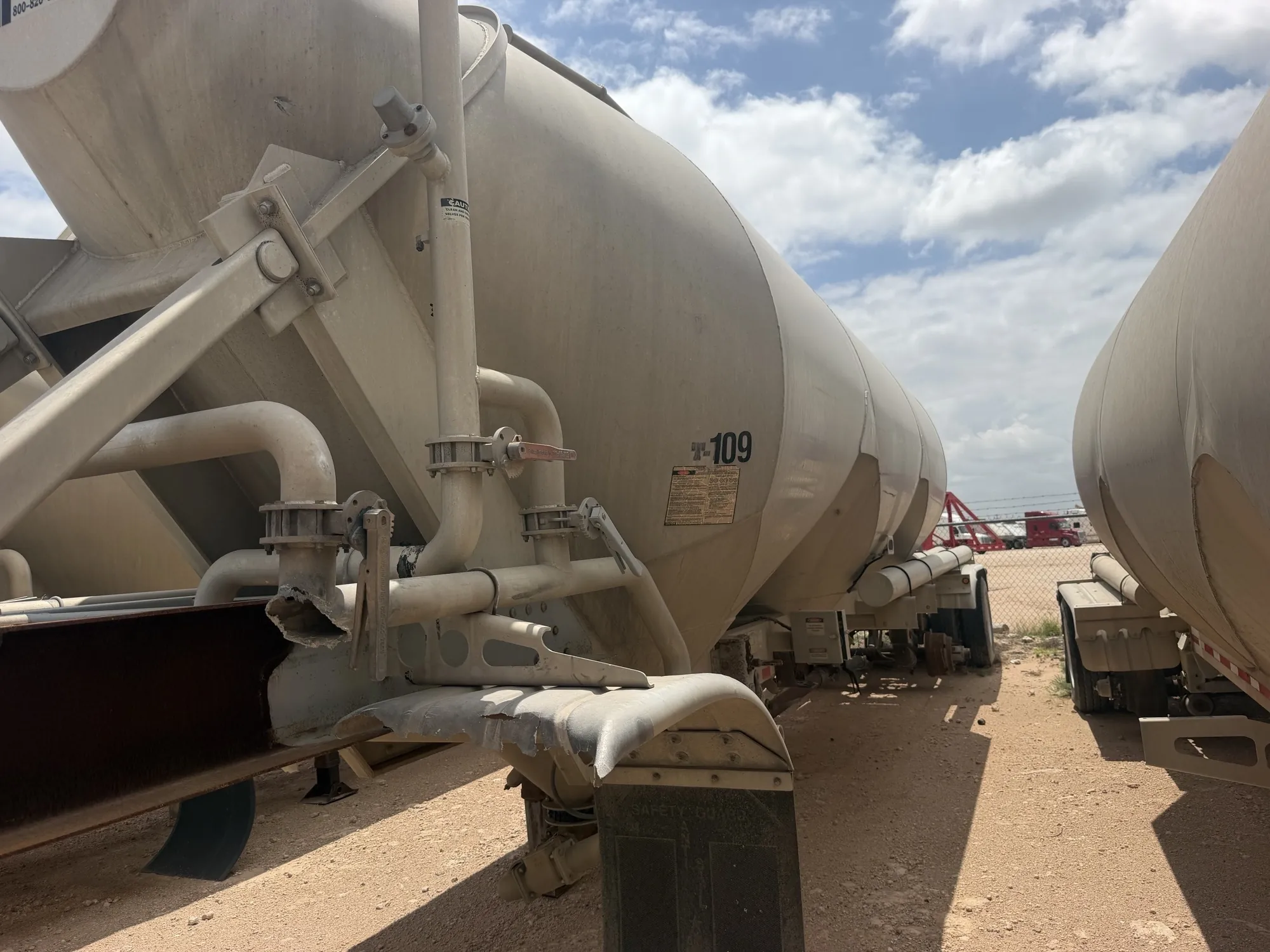 2011 Vantage P-42 Pneumatic Tanker Trailer